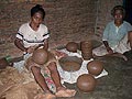 Pembuatan kendi secara tradisional di Ampera - Alor